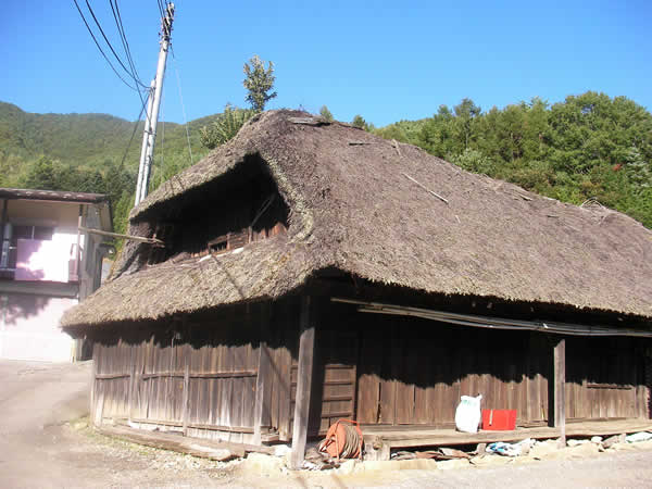 草葺き屋根の家